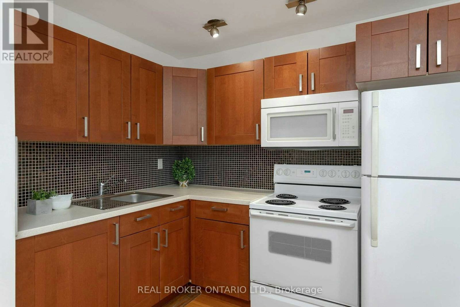 UPPER-57 Lanark Avenue, Toronto, ON, M6C 2B5 - 5