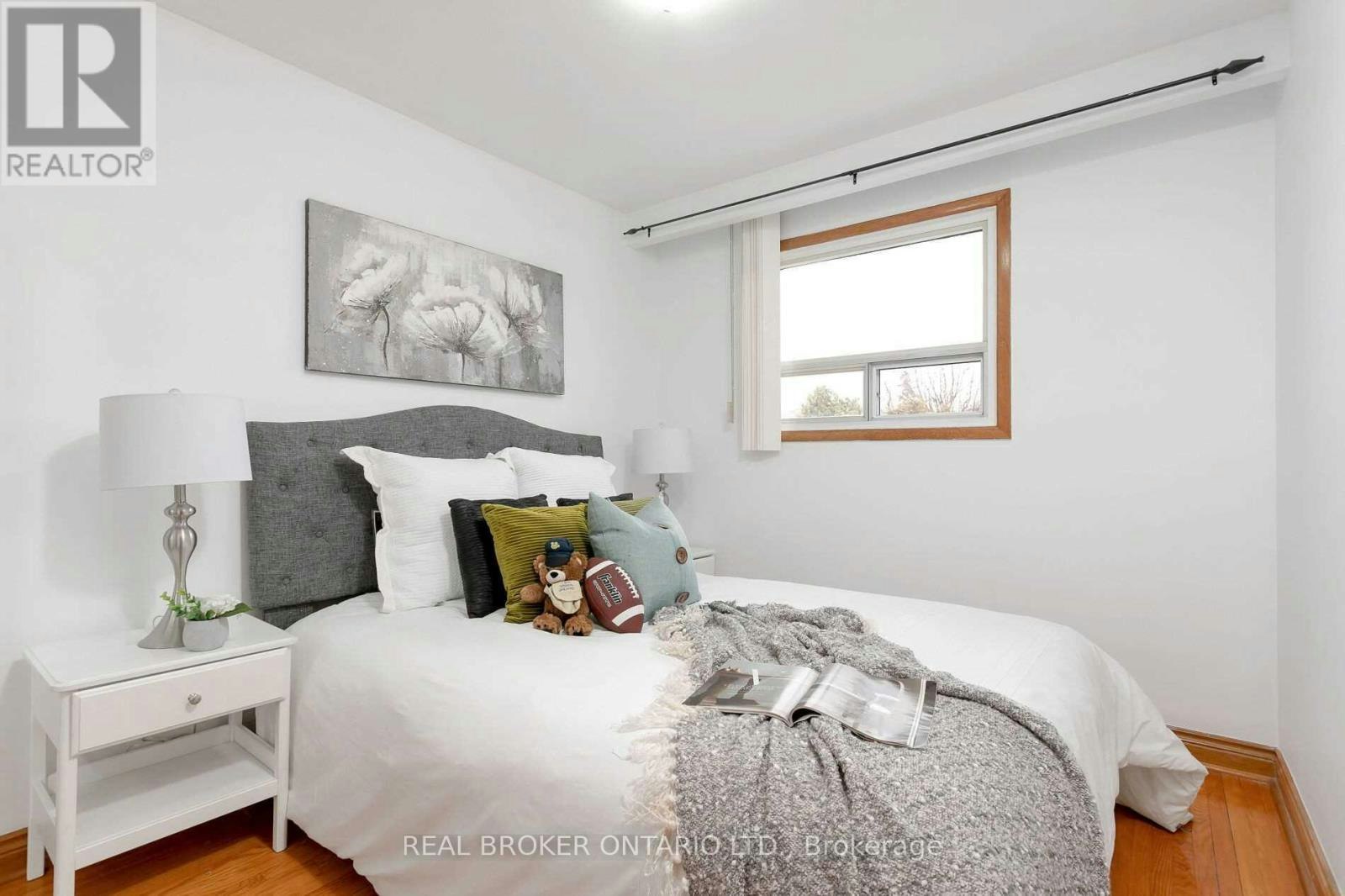 UPPER-57 Lanark Avenue, Toronto, ON, M6C 2B5 - 7