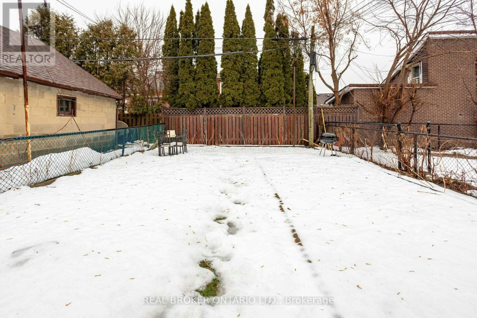 UPPER-57 Lanark Avenue, Toronto, ON, M6C 2B5 - 11