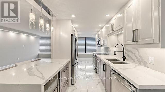 512-7440 Bathurst Street, Vaughan, ON, L4J 7K8