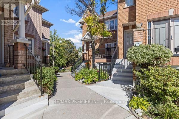 8-116 Rory Road, Toronto, ON, M6L 3G1