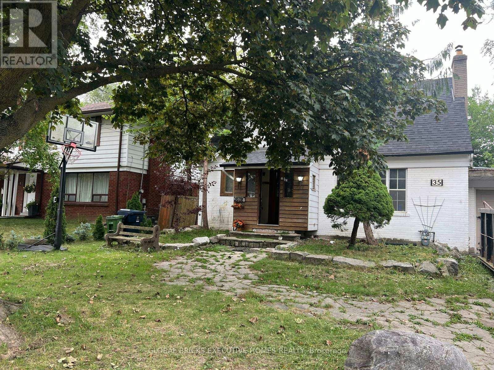35 Luverne Avenue, Toronto, ON, M3H 1R7 - 2