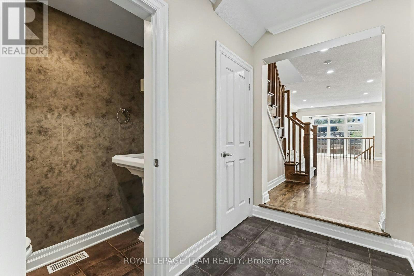 406 Heathrow Private, Ottawa, ON, K2S 0M9 - 2