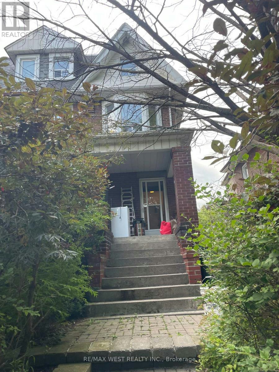 2ND FLOOR-734 Manning Avenue, Toronto, ON, M6G 2W4