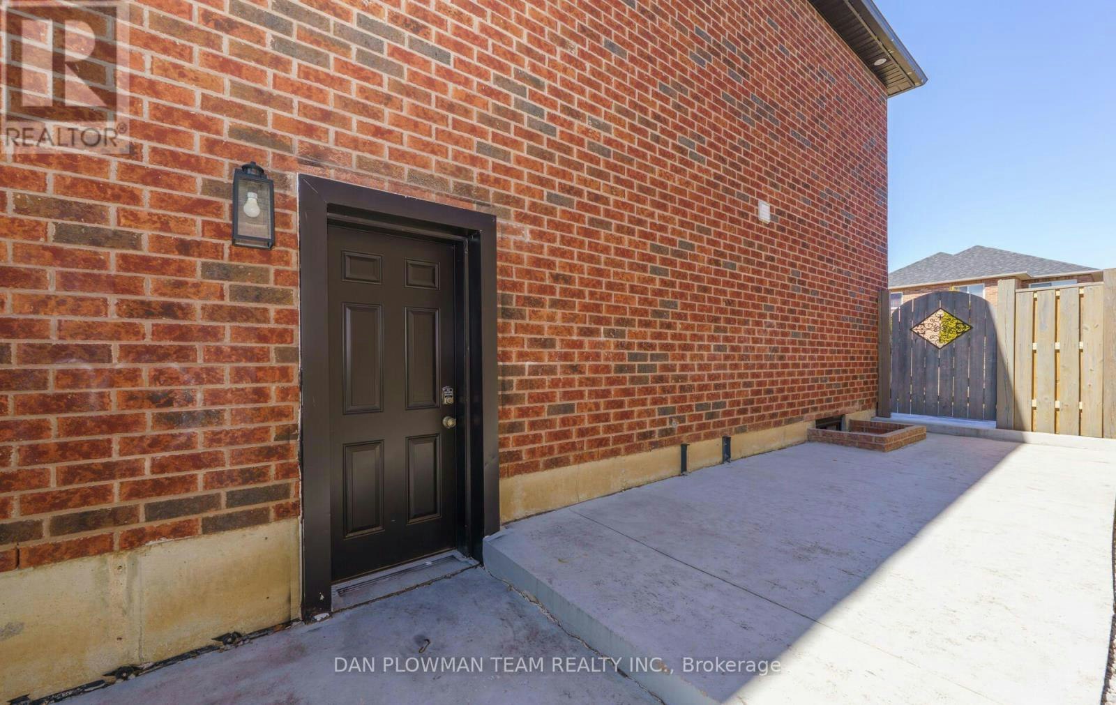 10 Pardon Avenue, Whitby, ON, L1P 1V1 - 10