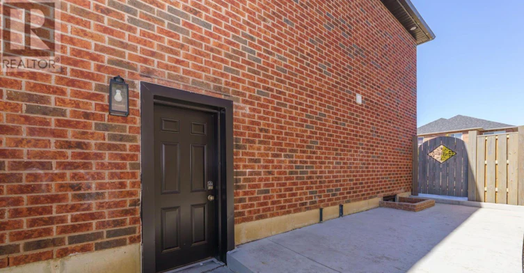 10 Pardon Avenue, Whitby, ON, L1P 1V1 - 10