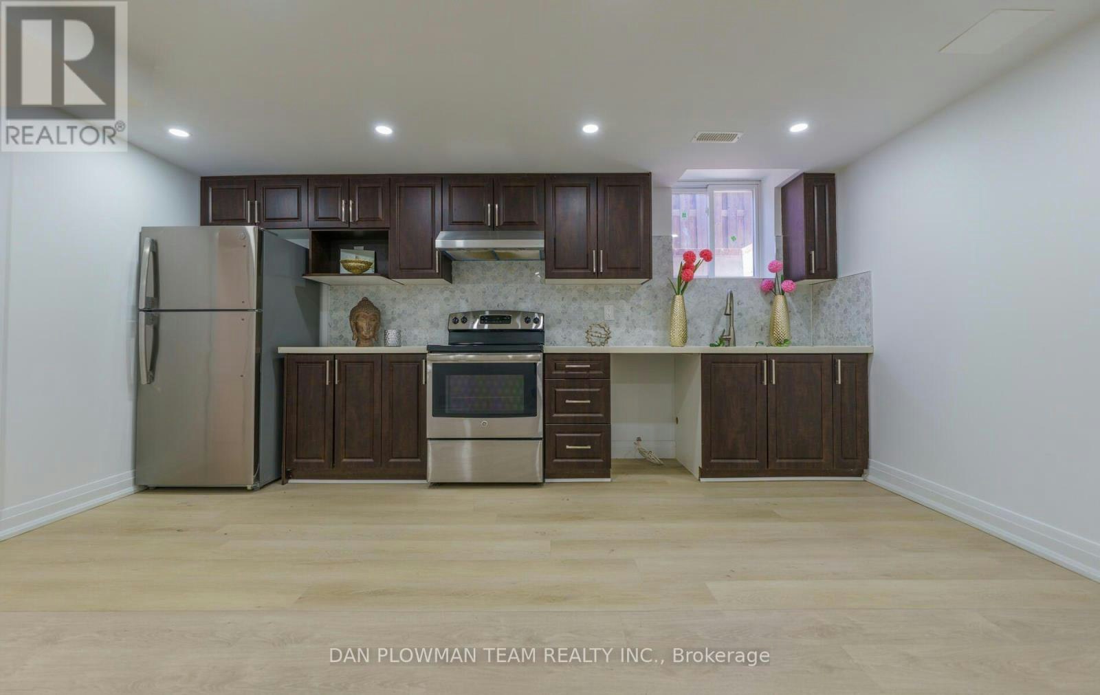 10 Pardon Avenue, Whitby, ON, L1P 1V1 - 2