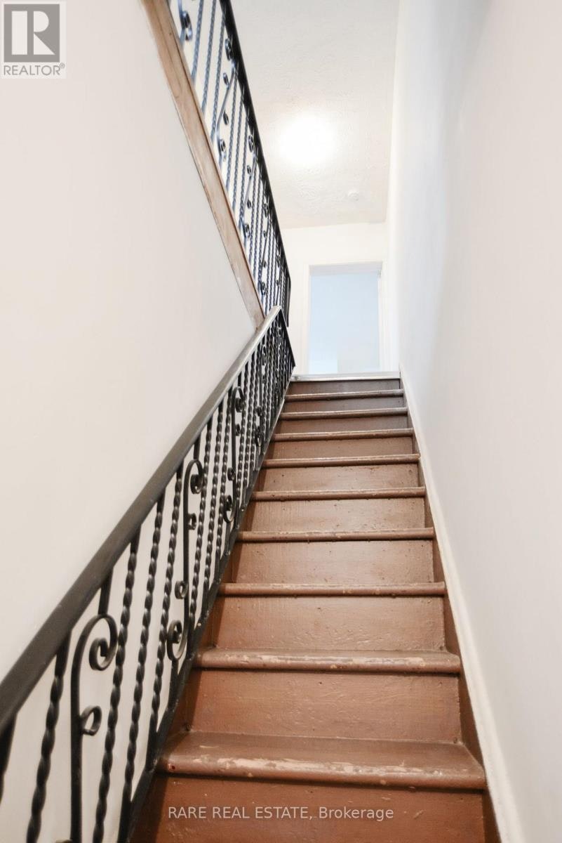 UPPER-32 Garnet Avenue, Toronto, ON, M6G 1V5 - 9