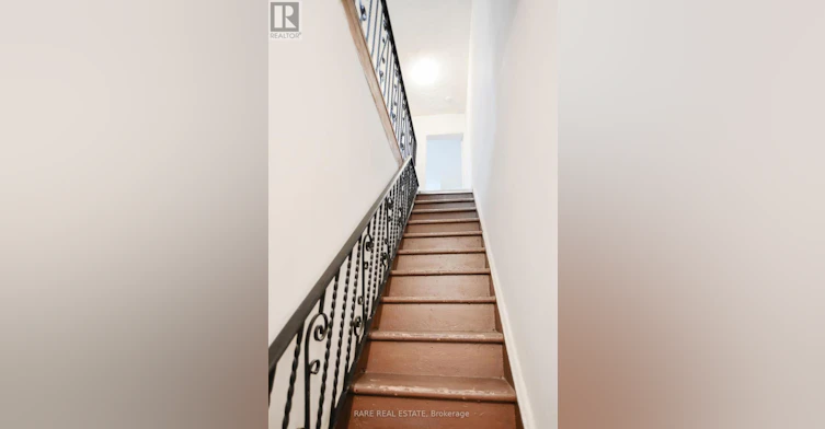 UPPER-32 Garnet Avenue, Toronto, ON, M6G 1V5 - 9