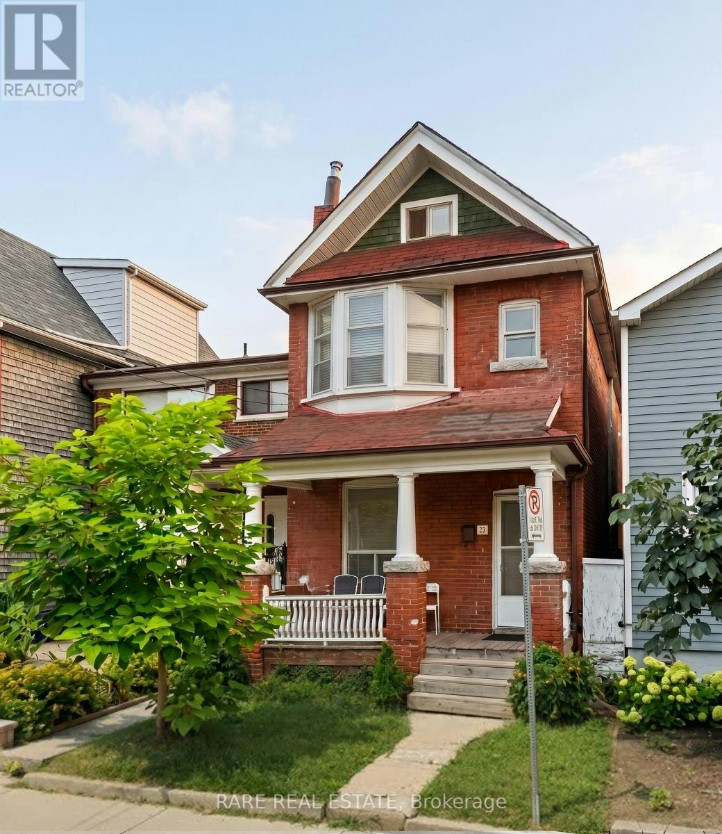 UPPER-32 Garnet Avenue, Toronto, ON, M6G 1V5