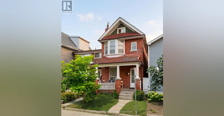 UPPER-32 Garnet Avenue, Toronto, ON, M6G 1V5