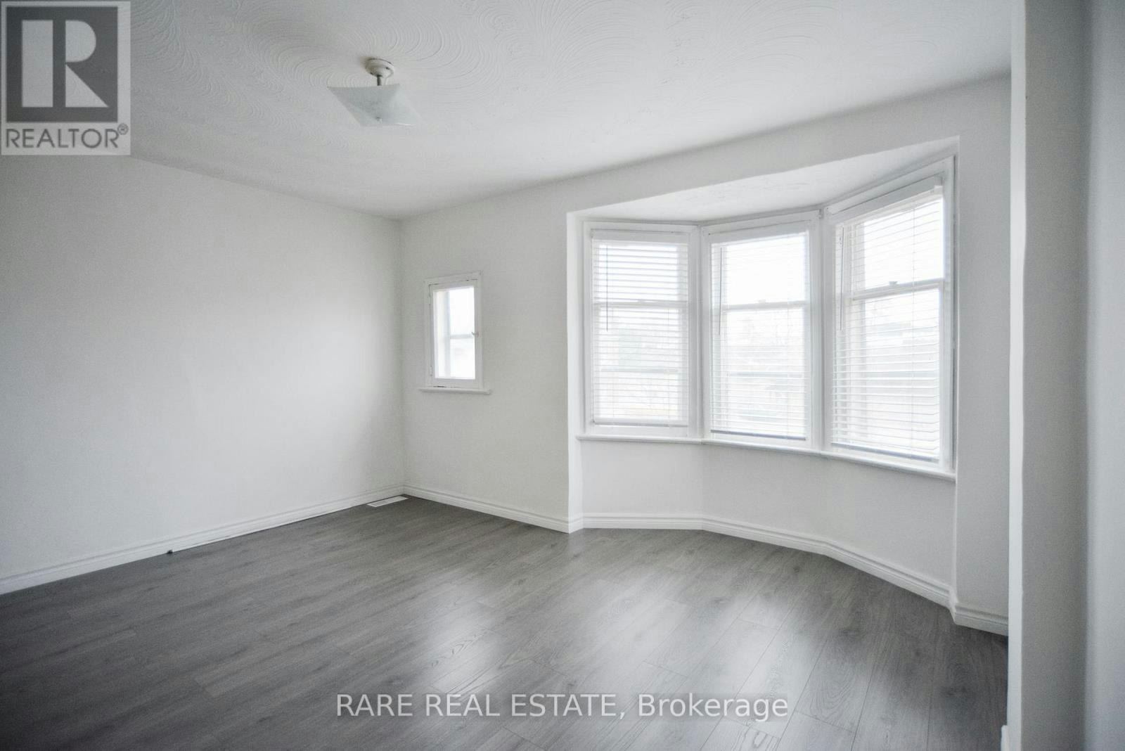 UPPER-32 Garnet Avenue, Toronto, ON, M6G 1V5 - 2