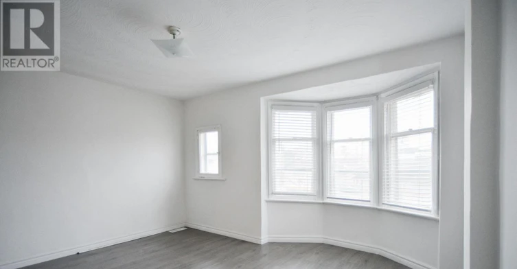 UPPER-32 Garnet Avenue, Toronto, ON, M6G 1V5 - 2