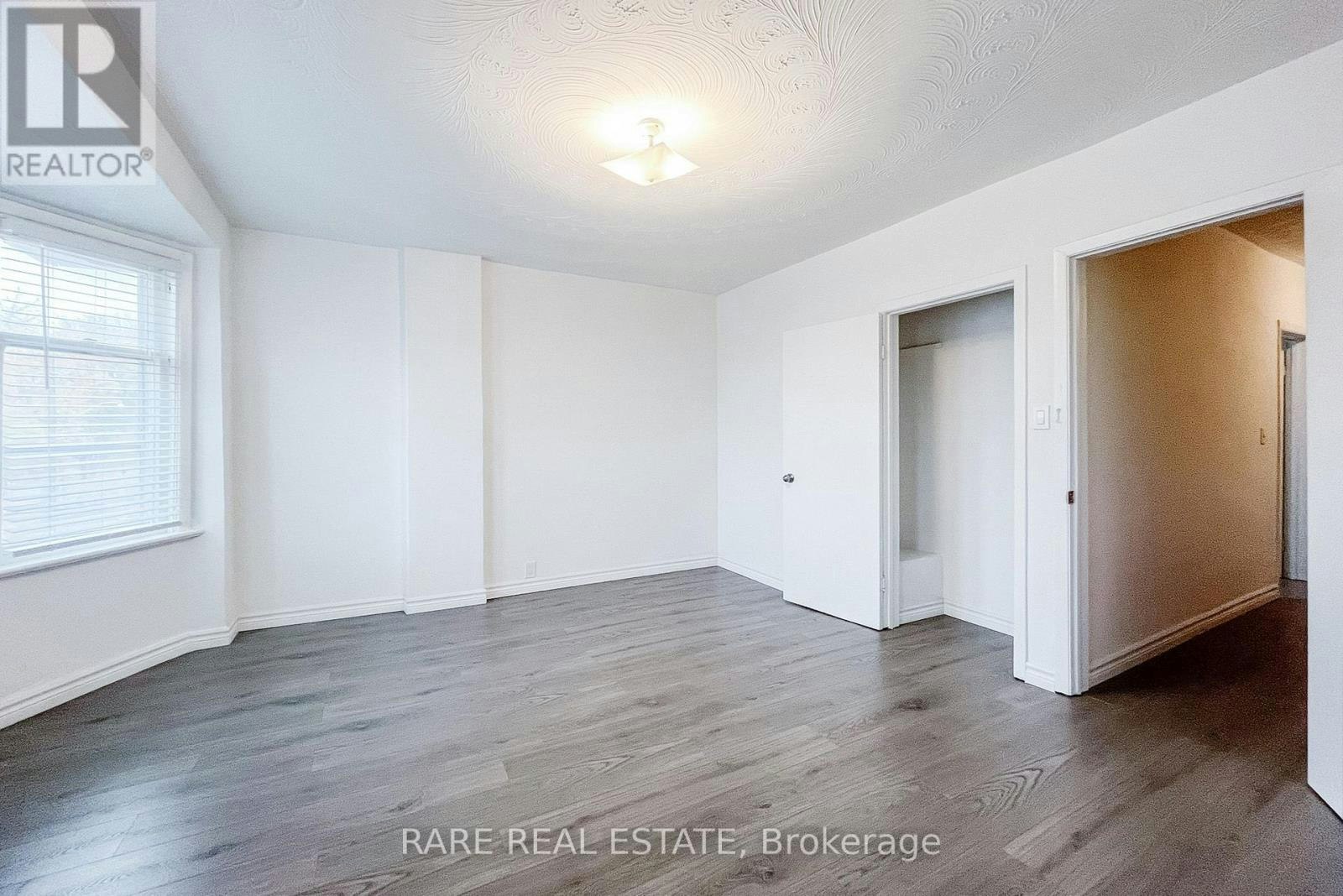 UPPER-32 Garnet Avenue, Toronto, ON, M6G 1V5 - 4