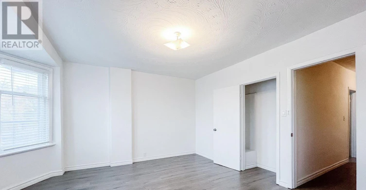 UPPER-32 Garnet Avenue, Toronto, ON, M6G 1V5 - 4
