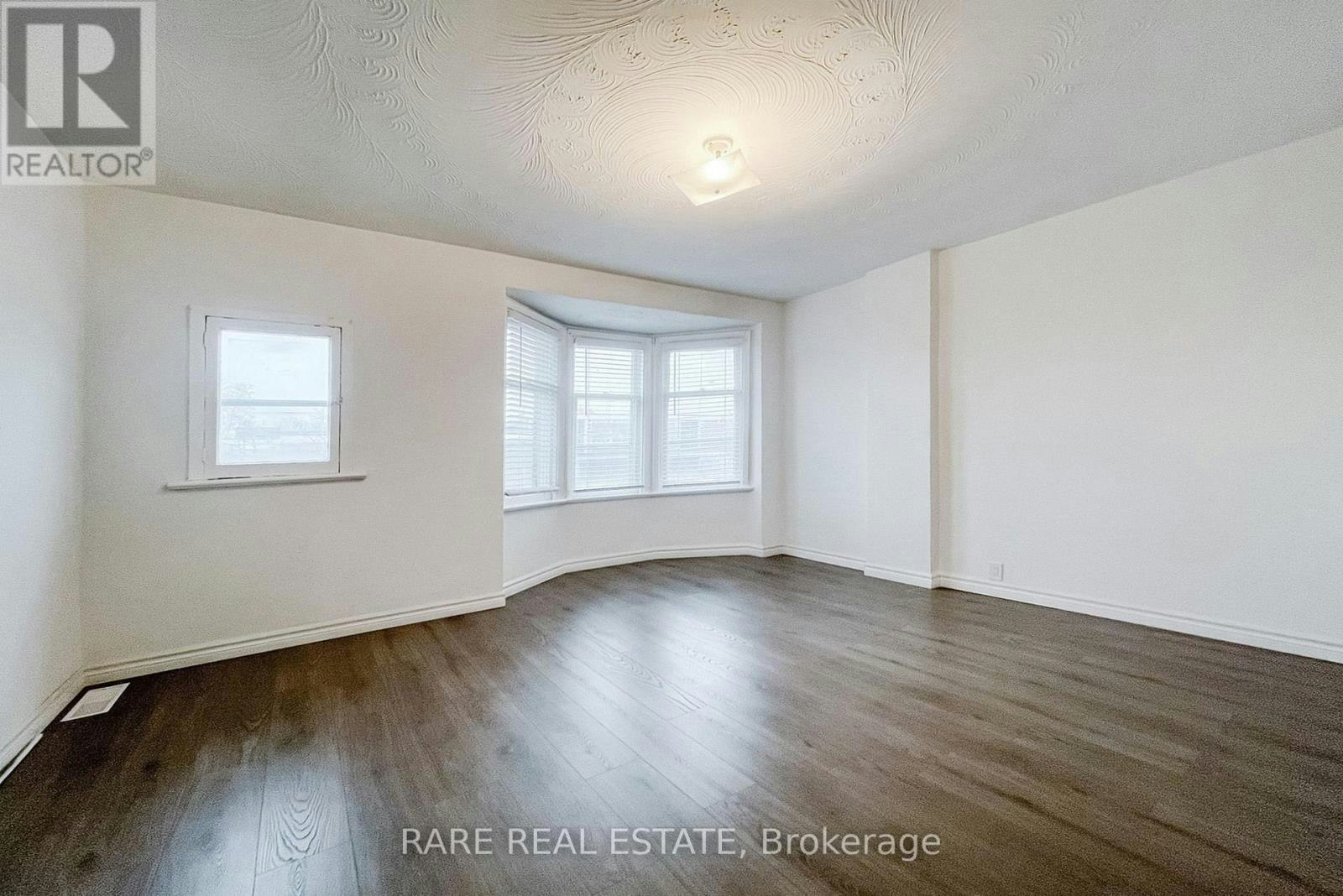 UPPER-32 Garnet Avenue, Toronto, ON, M6G 1V5 - 3