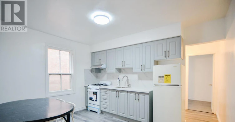 UPPER-32 Garnet Avenue, Toronto, ON, M6G 1V5 - 5