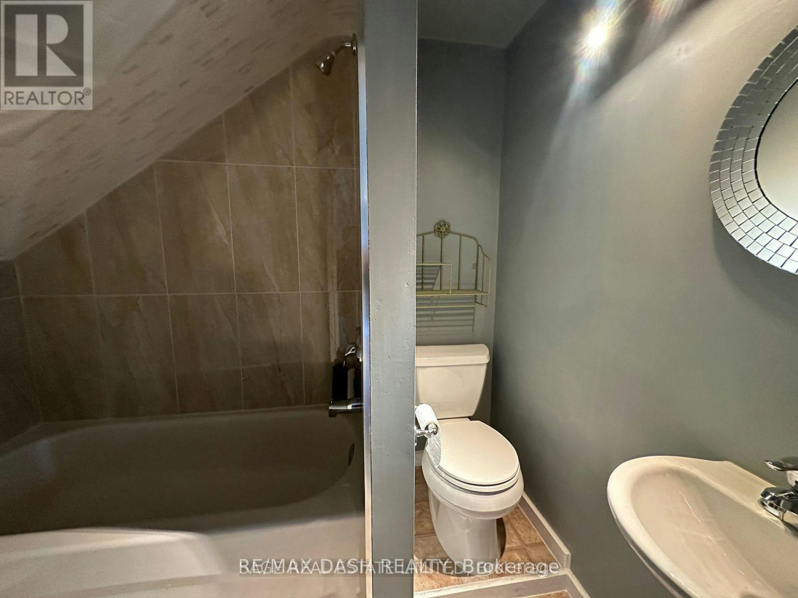 UPPER-1531 Queen Street E, Toronto, ON, M4L 1E5 - 8