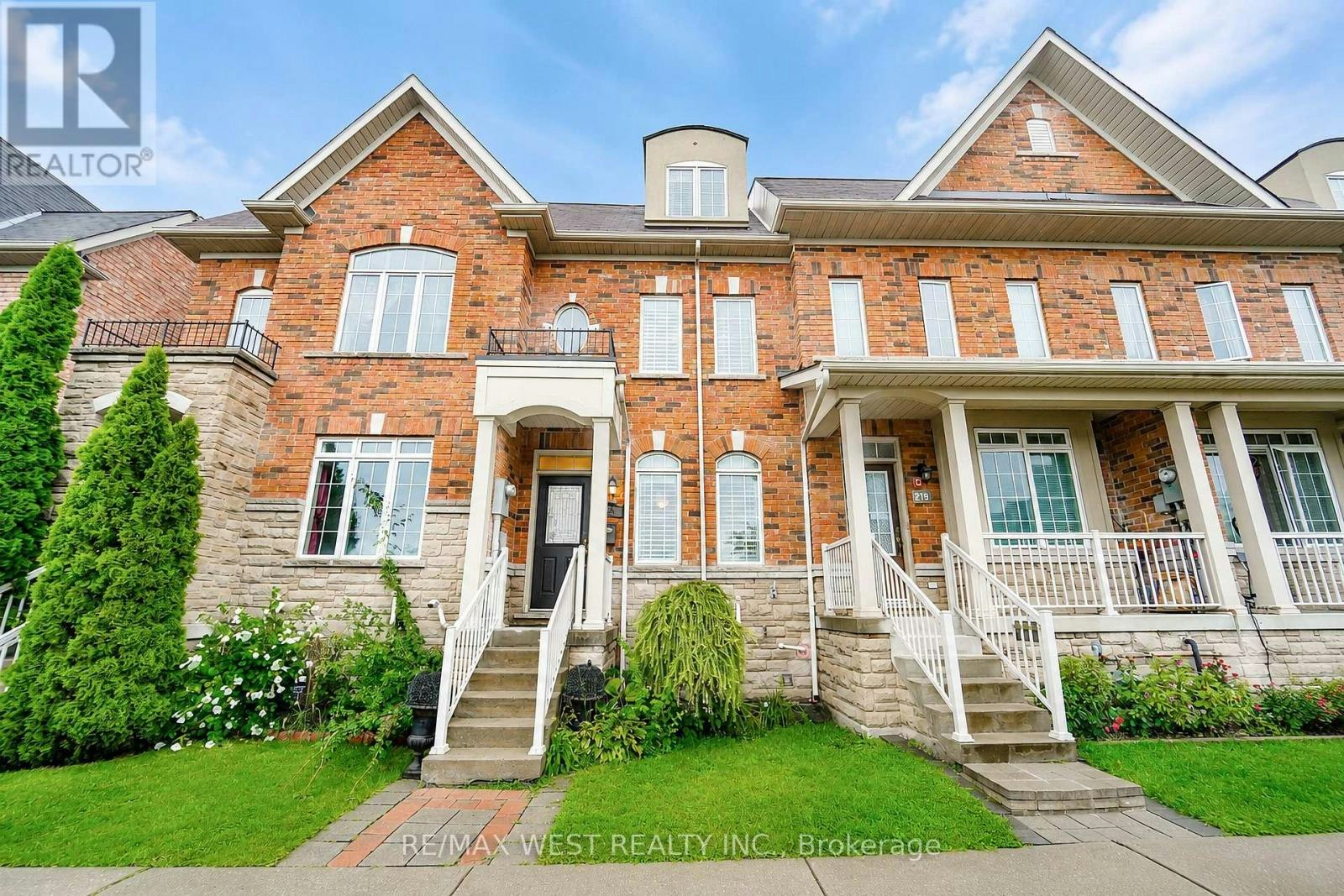 221 Isaac Devins Boulevard, Toronto, ON, M9M 0B6