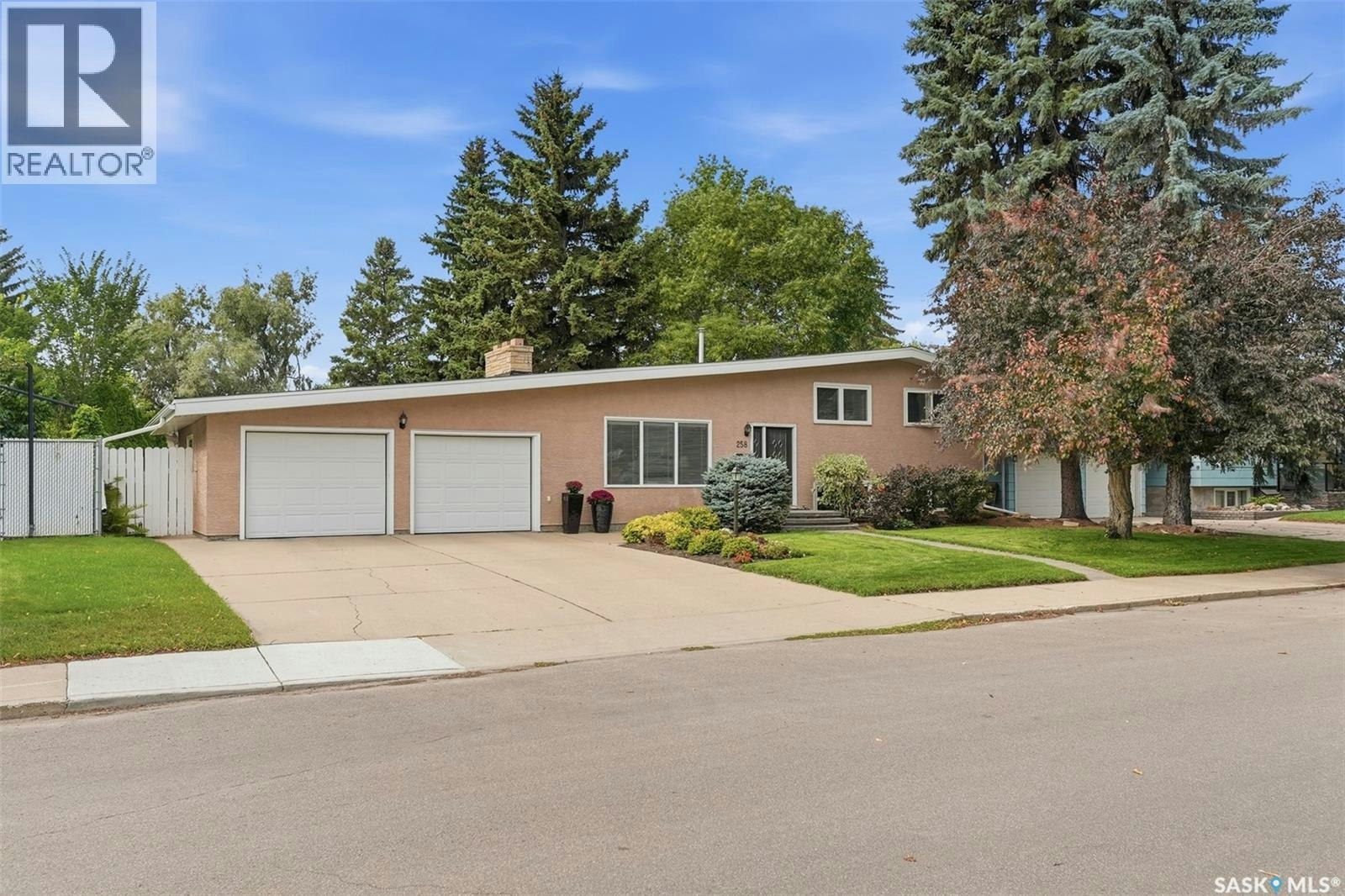 258 East Place, Saskatoon, SK, S7J 2X9