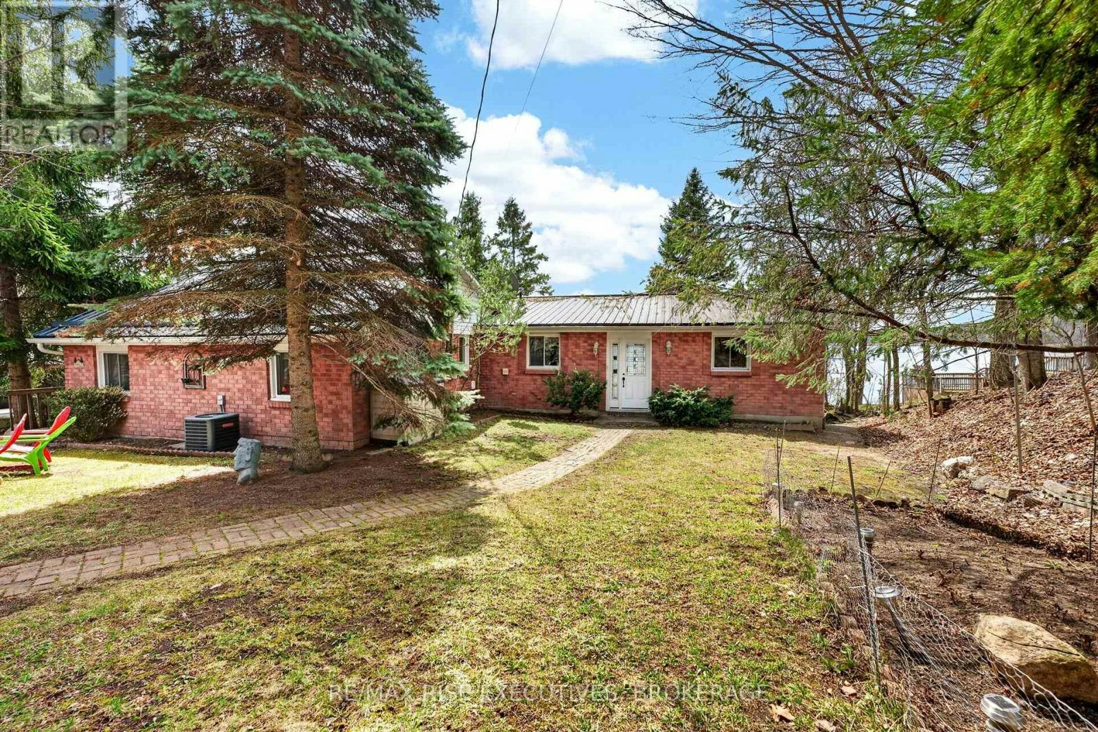 3481 Buck Point Lane, South Frontenac, ON, K0H 1X0