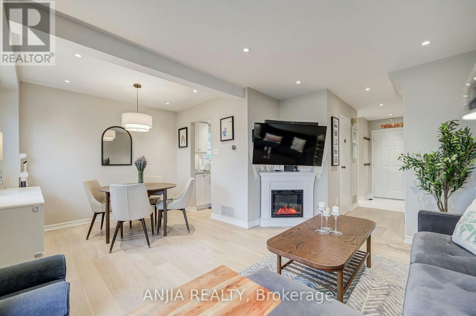 8 Maresfield Drive, Toronto, ON, M1V 2X1