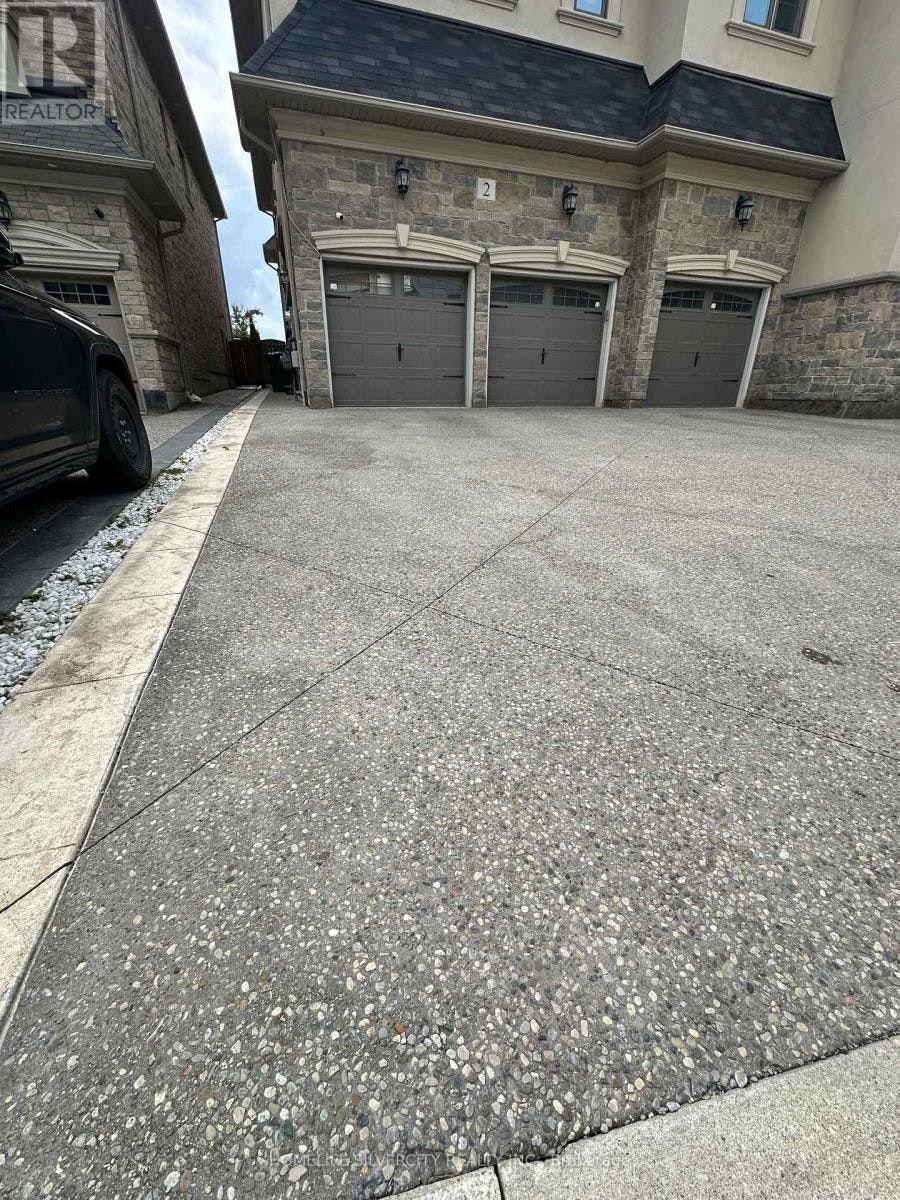 2-2 Tomahawk Court, Brampton, ON, L6P 0V2 - 2
