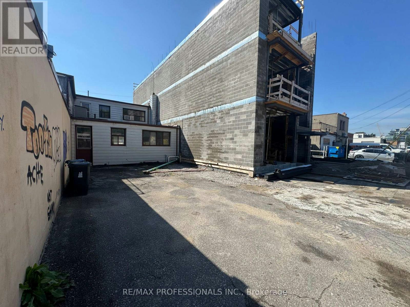 710 The Queensway Avenue, Toronto, ON, M8Y 1L3 - 3