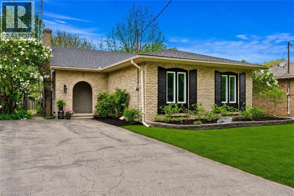 7 Ameer Drive, St. Catharines, ON, L2N 3S9