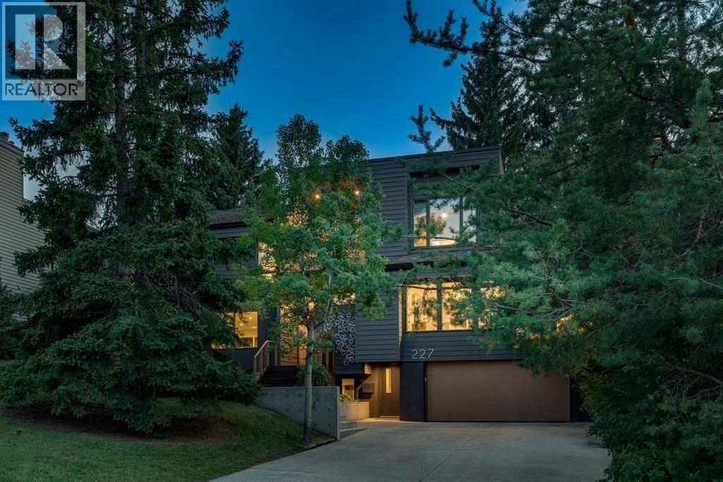 227 Pump Hill Rise SW, Calgary, AB, T2V 4C8