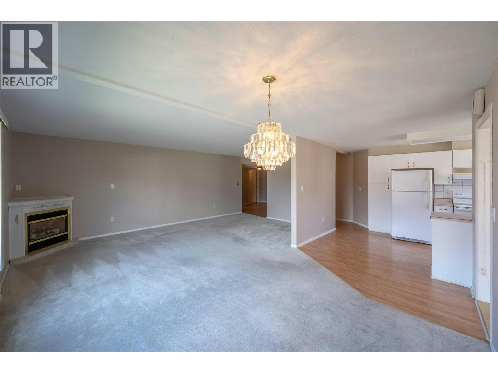101A-8006 Vedette Drive - 4