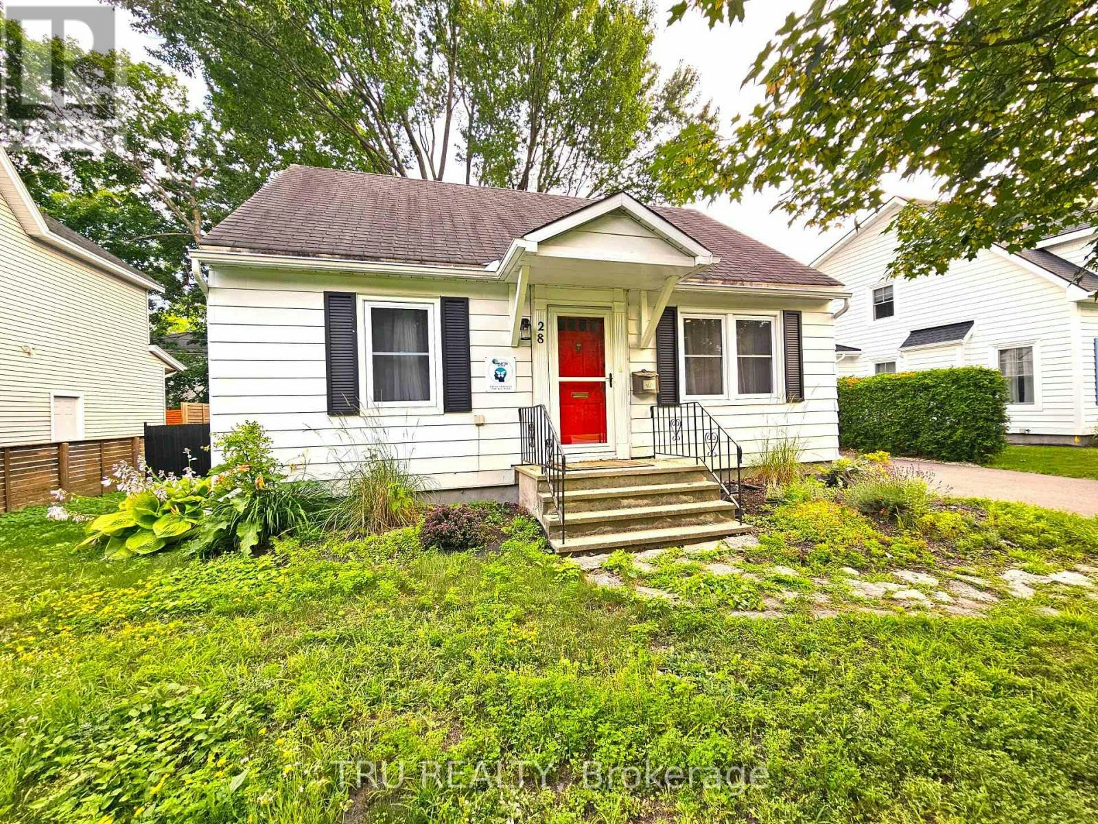 28 Arundel Avenue, Ottawa, ON, K1K 0B6 - 2