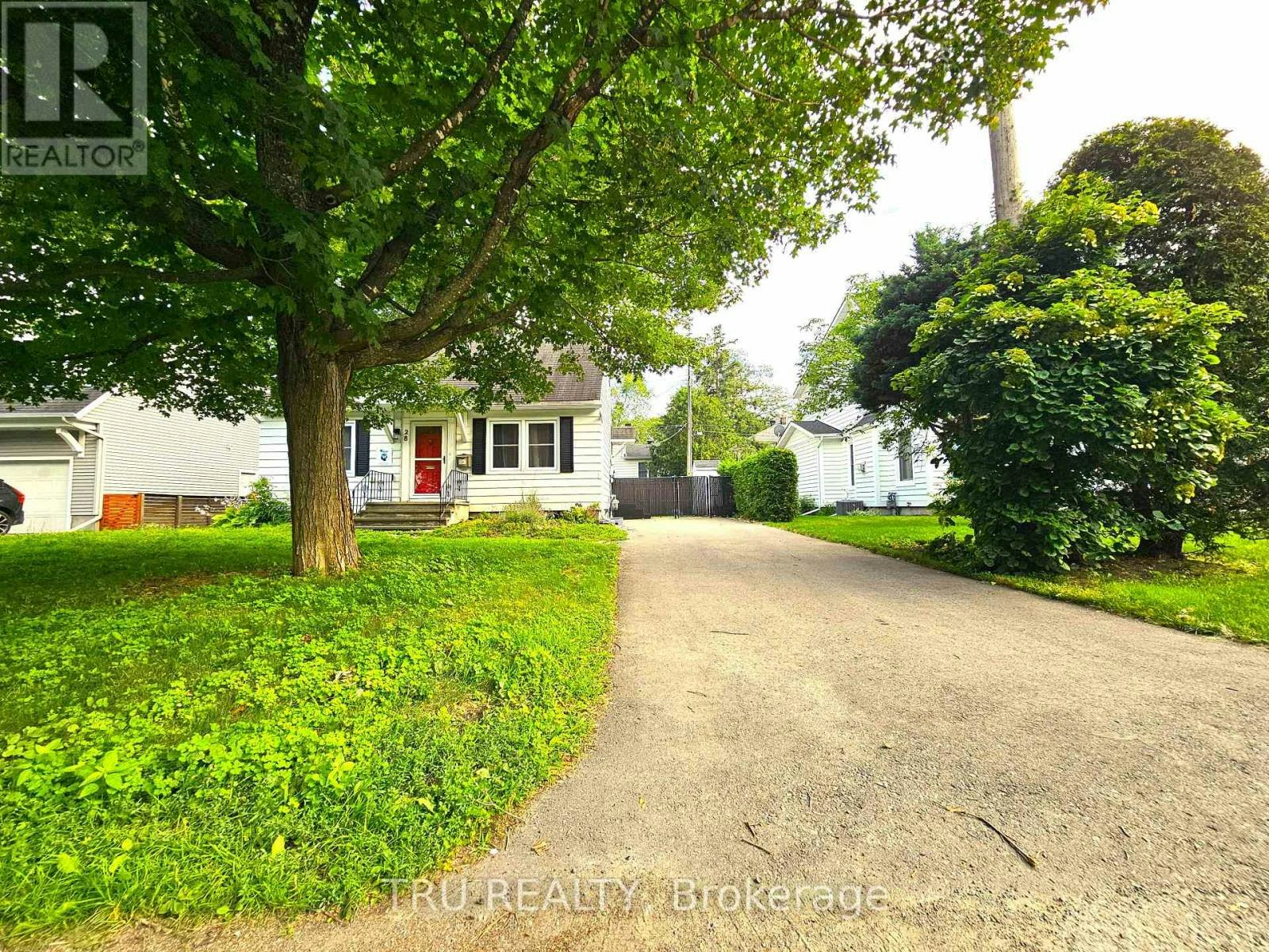 28 Arundel Avenue, Ottawa, ON, K1K 0B6 - 3