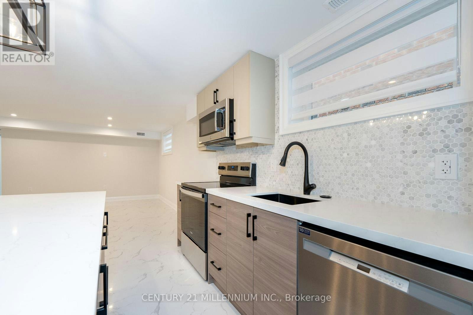 B-31 Mariposa Avenue, Toronto, ON, M6N 4A1 - 11