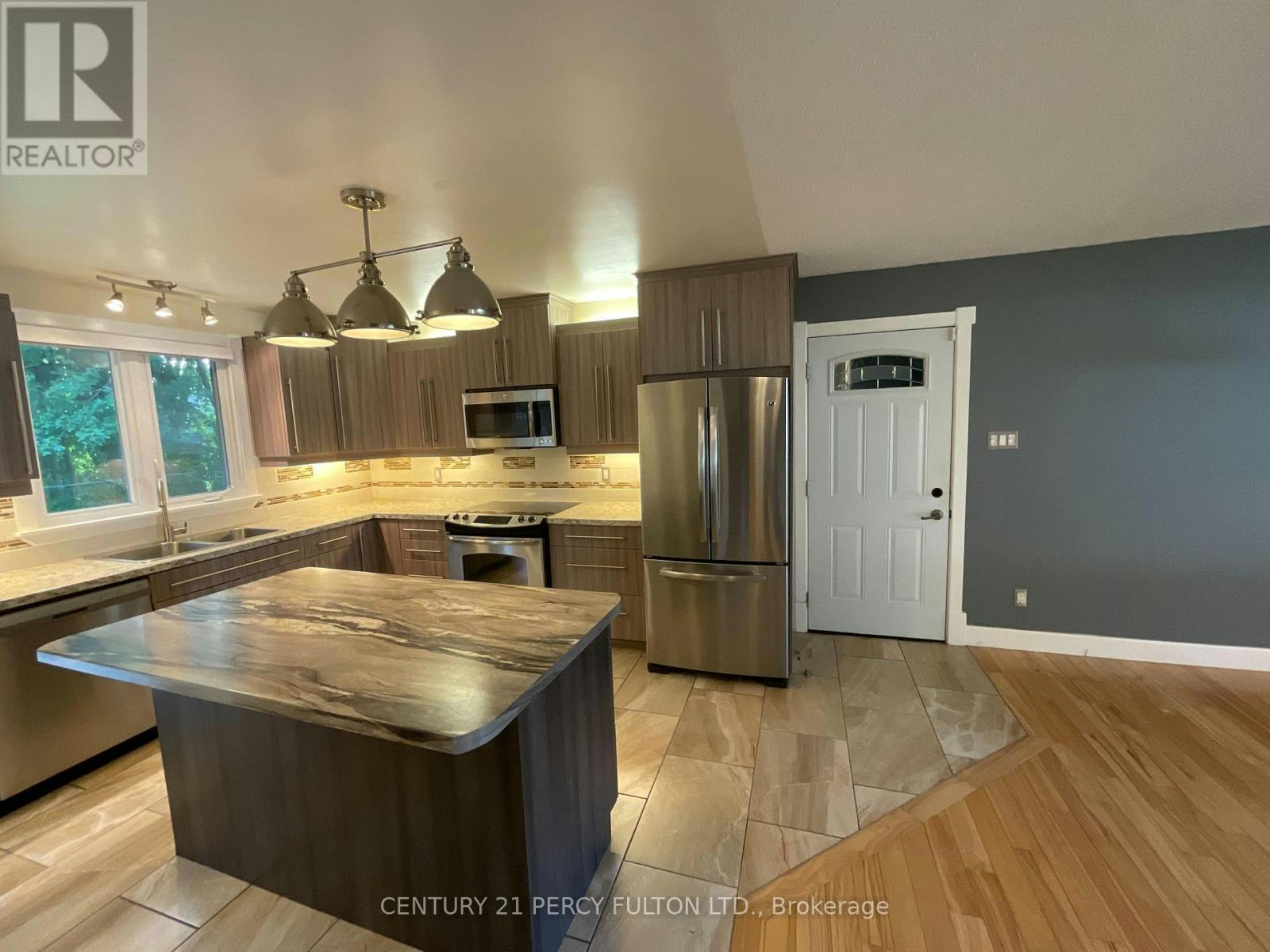 1060 Bourget Avenue, Ottawa, ON, K1J 8C2 - 2