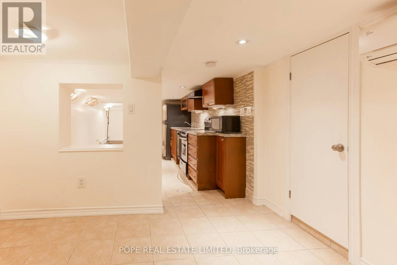 BSMT-447 Roxton Road, Toronto, ON, M6G 3R5 - 3