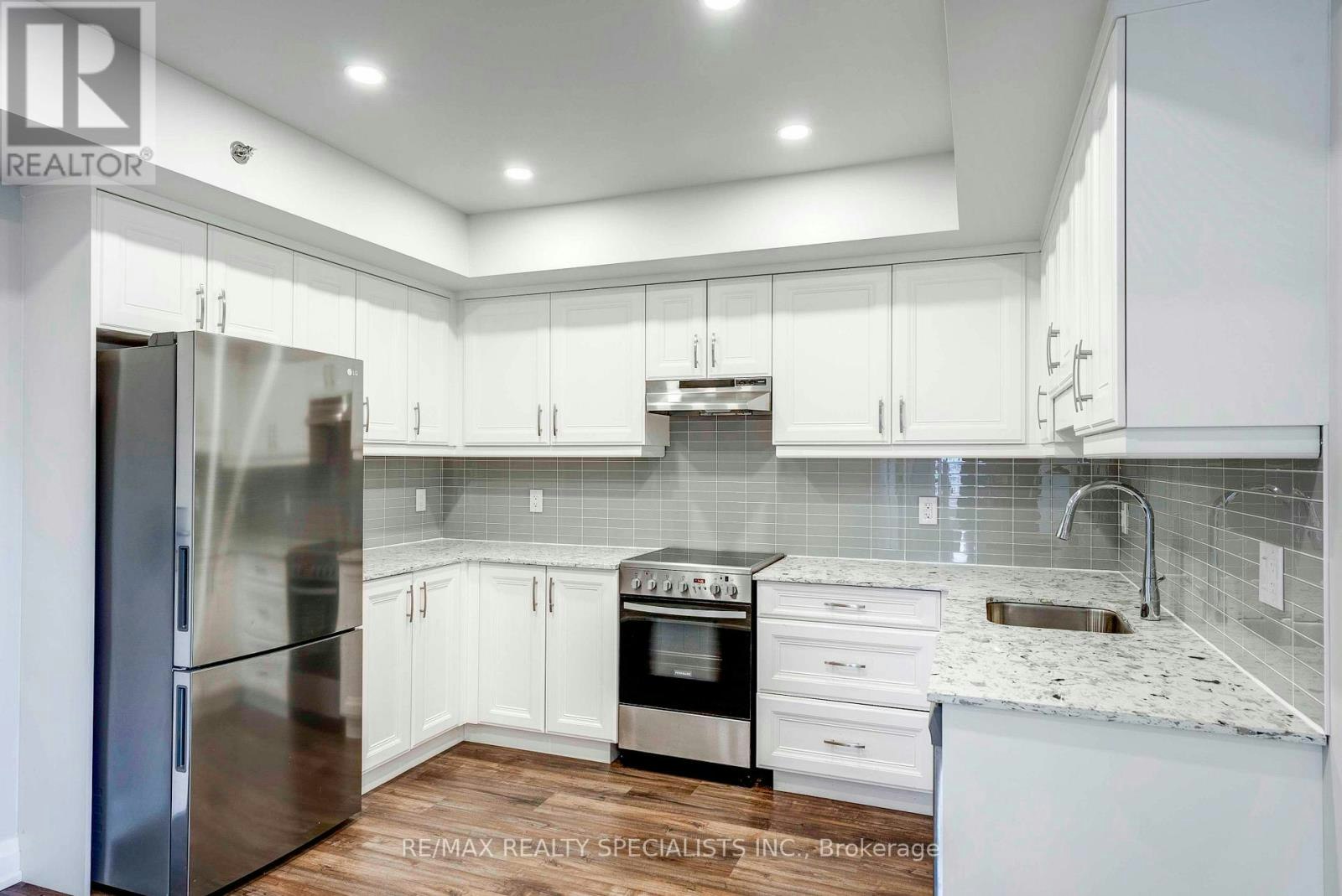 506-5698 Main Street, Niagara Falls, ON, L2G 0Z2 - 5
