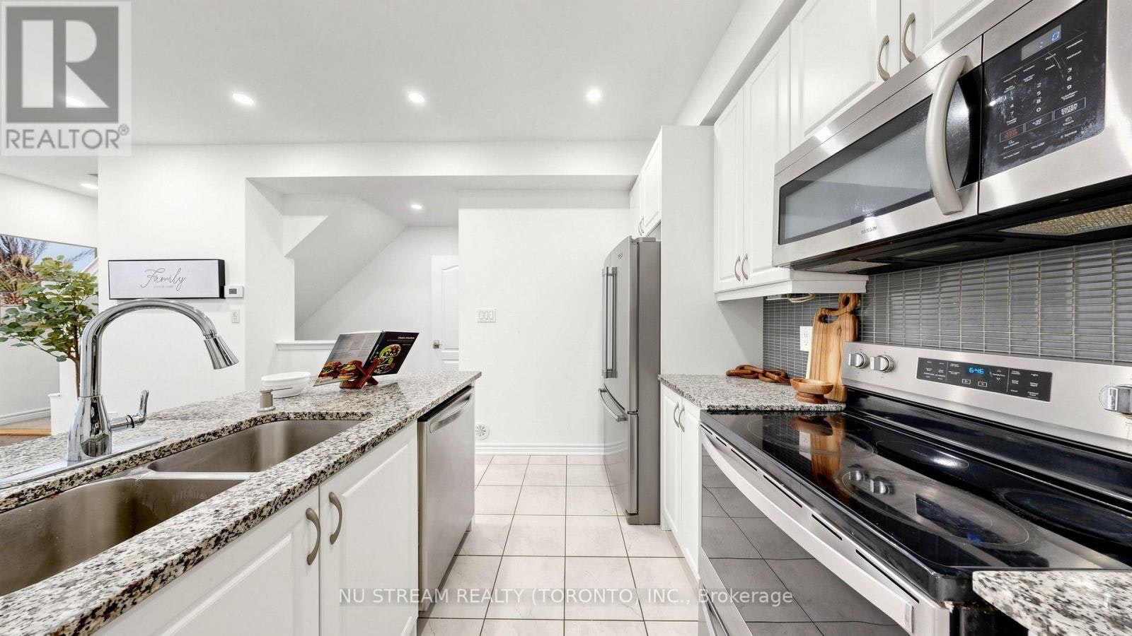 15 Heron Park Place, Toronto, ON, M1E 0B8 - 18
