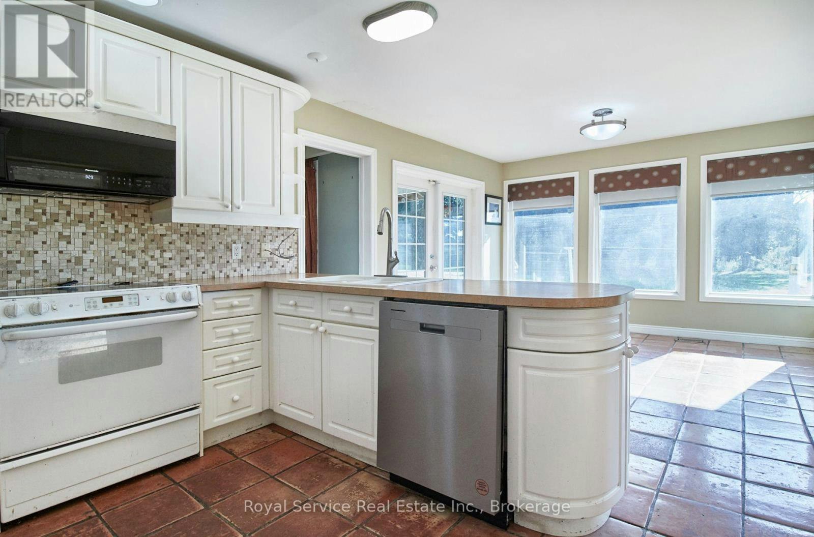 650 Lake Ridge Road, Whitby, ON, L1Z 1W9 - 9