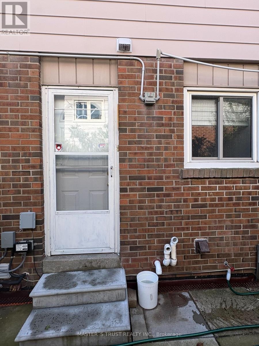 27 Hornshill Drive, Toronto, ON, M1S 3J3 - 2
