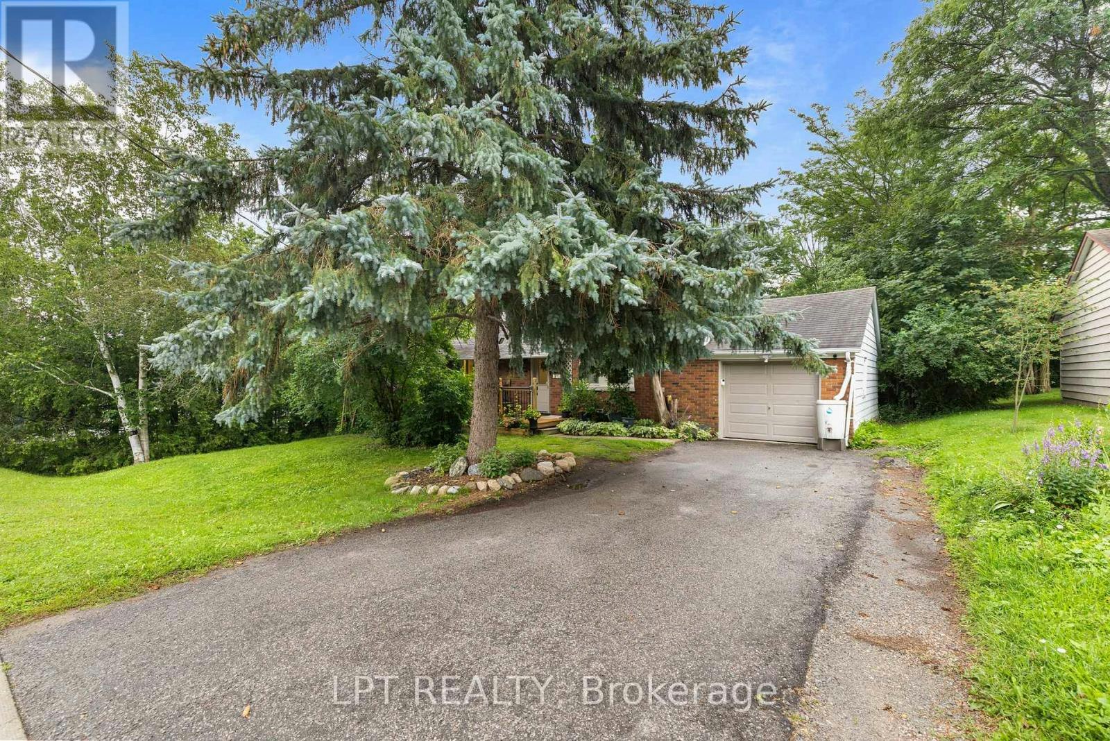 98 Don Mor Drive, Newmarket, ON, L3Y 1G7