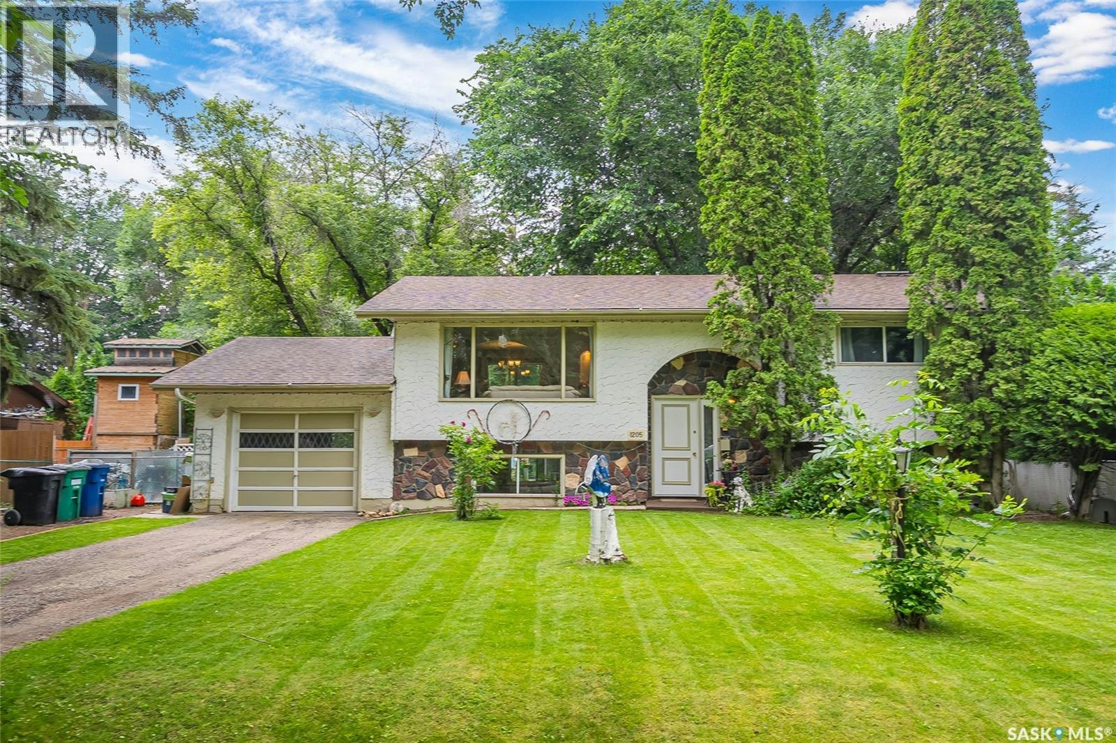 1205 Haida Avenue, Saskatoon, SK, S7M 4N2