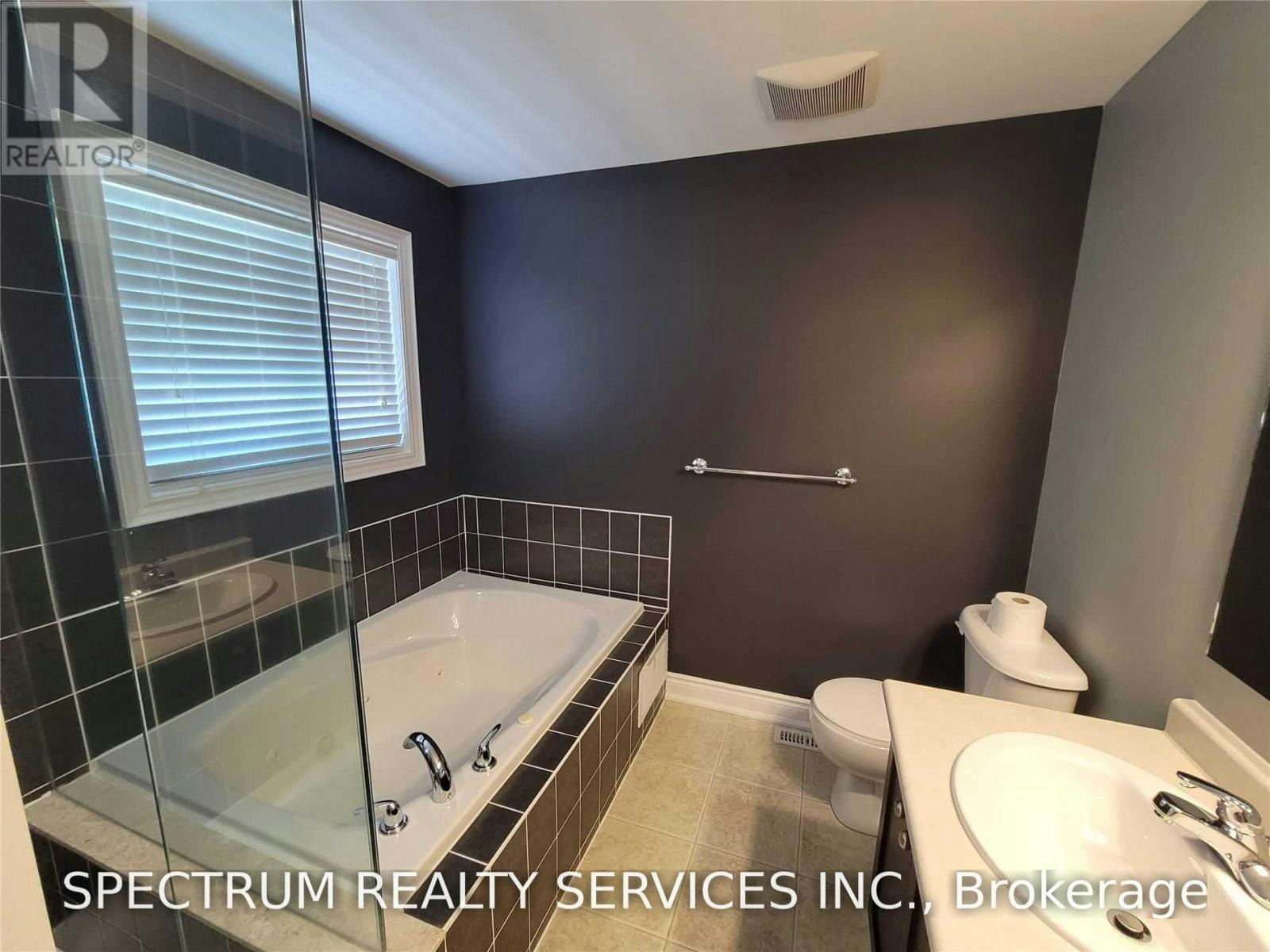 7 Charlemagne Avenue, Barrie, ON, L4M 0A9 - 7