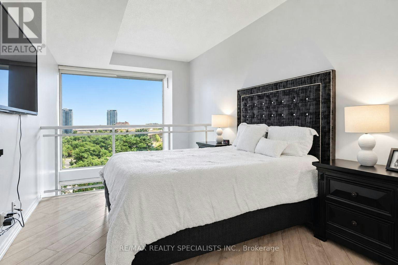 711-3939 Duke Of York Boulevard, Mississauga, ON, L5B 4N2