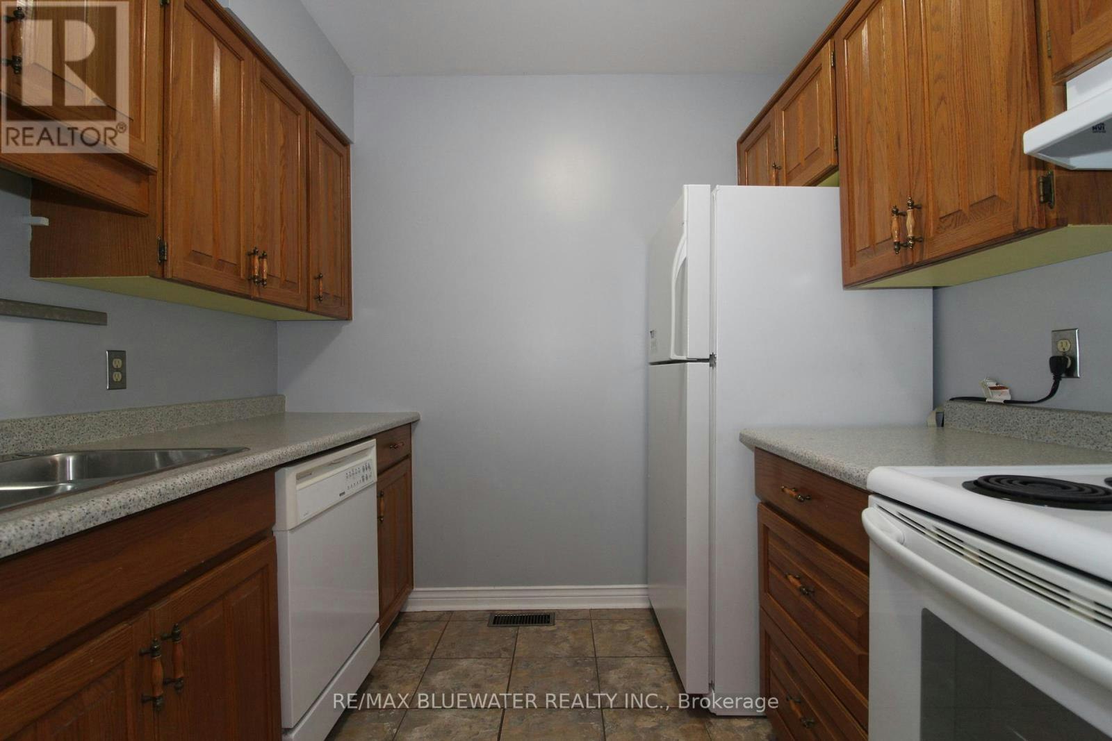 7-48 Ontario Street S, Lambton Shores, ON, N0M 1T0 - 10