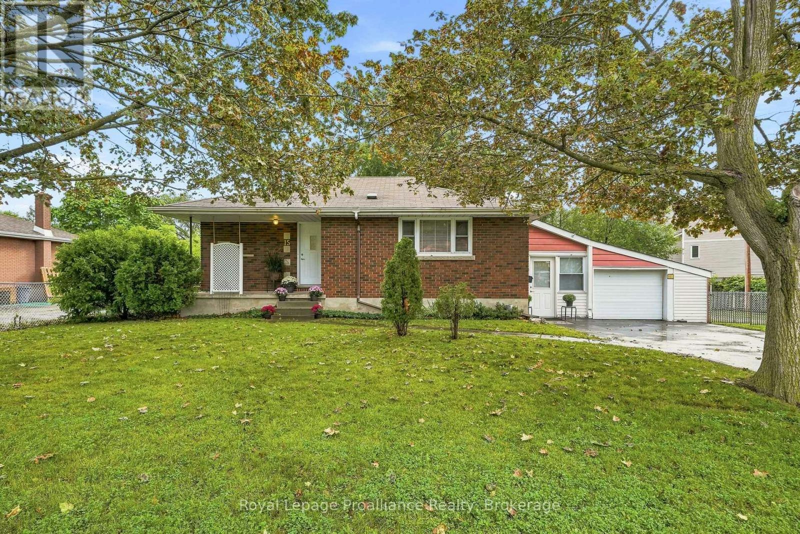 15 Elvins Gardens, Belleville, ON, K8P 2T2