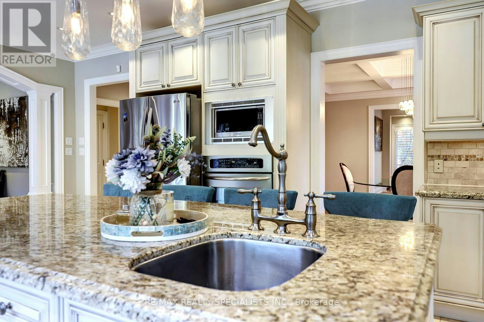 7 Fairlin Drive, Toronto, ON, M9B 4J1 - 13