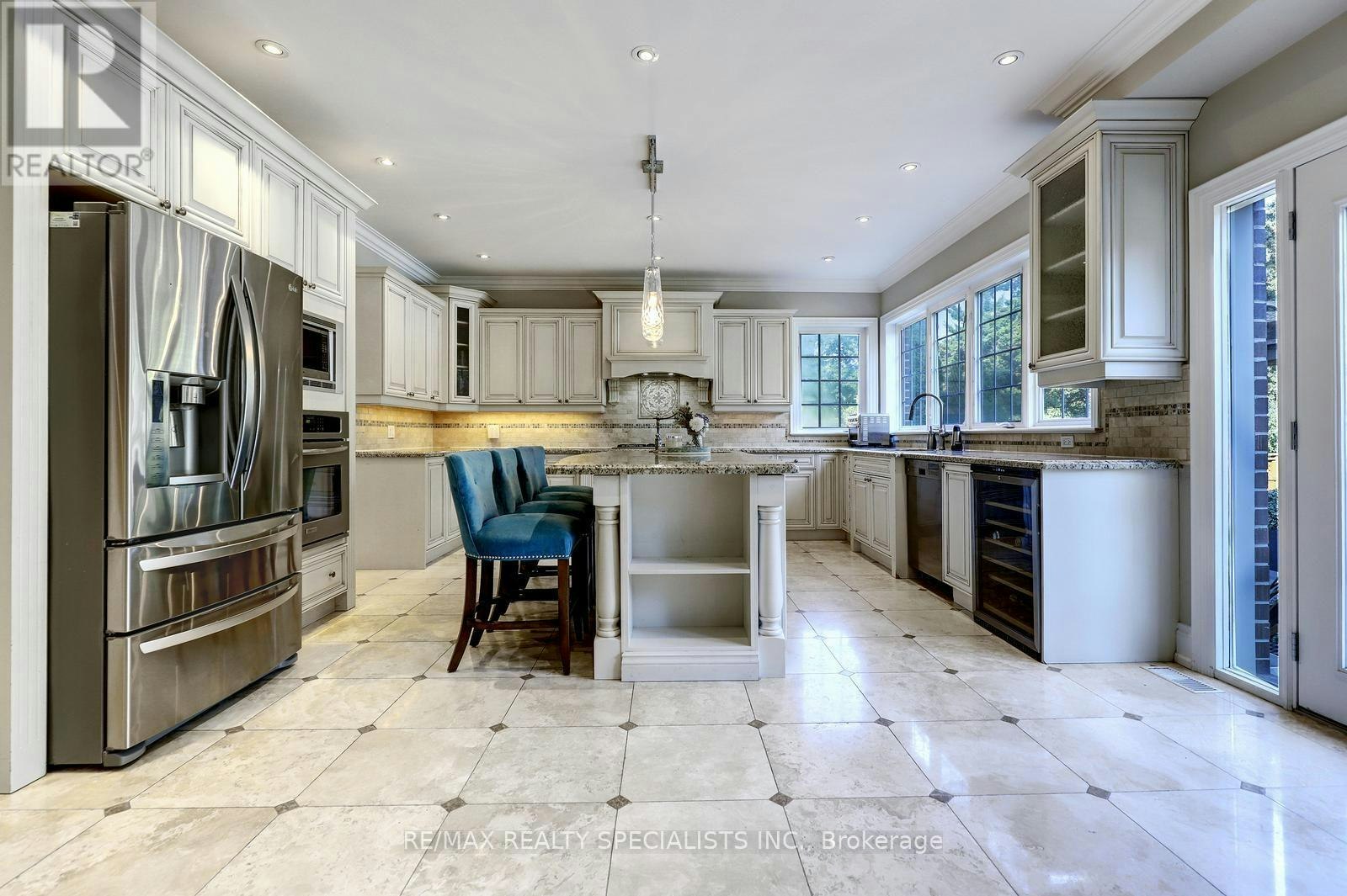 7 Fairlin Drive, Toronto, ON, M9B 4J1 - 10