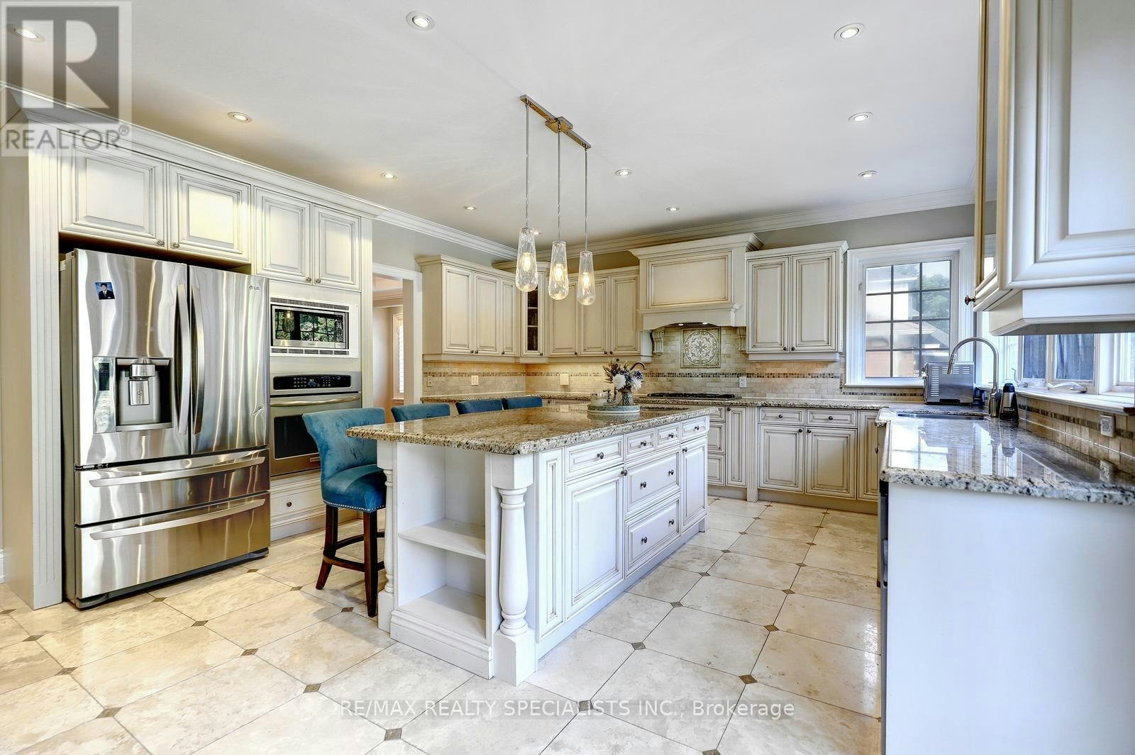 7 Fairlin Drive, Toronto, ON, M9B 4J1 - 12