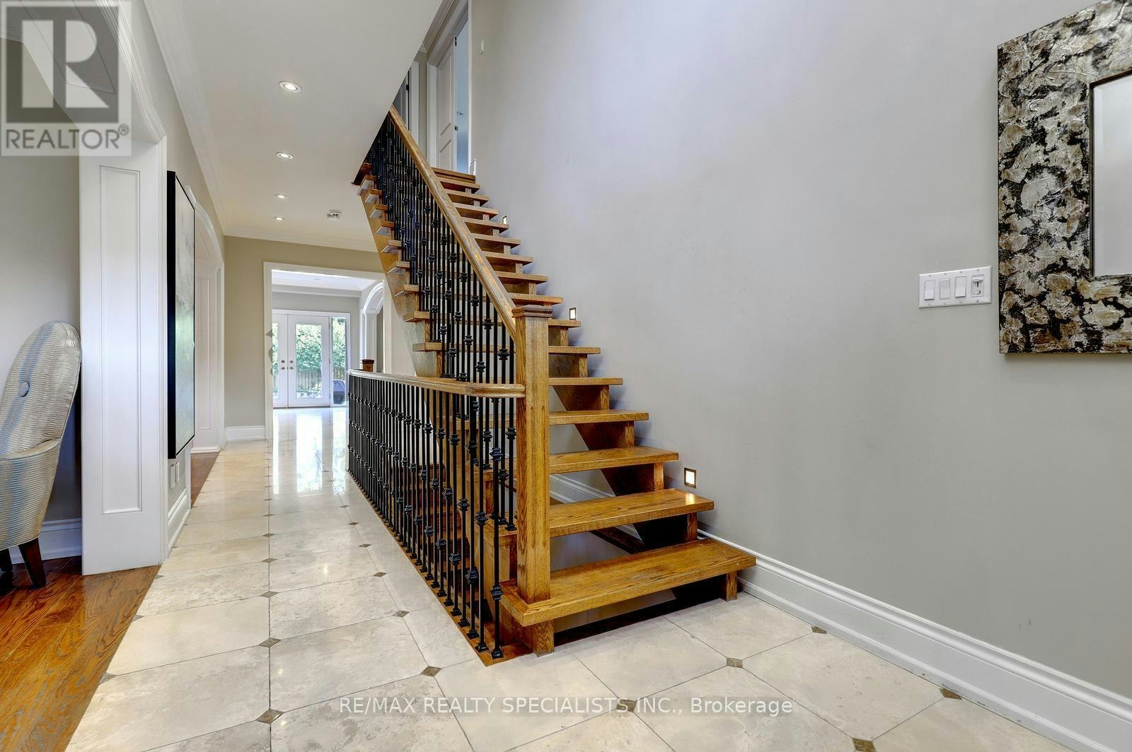 7 Fairlin Drive, Toronto, ON, M9B 4J1 - 4